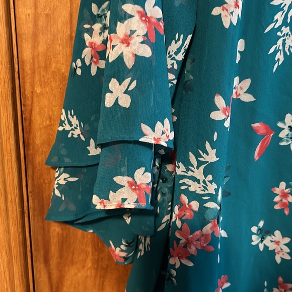 Lane Bryant 18/20 flutter sleeved blouse - Picture 3 of 4